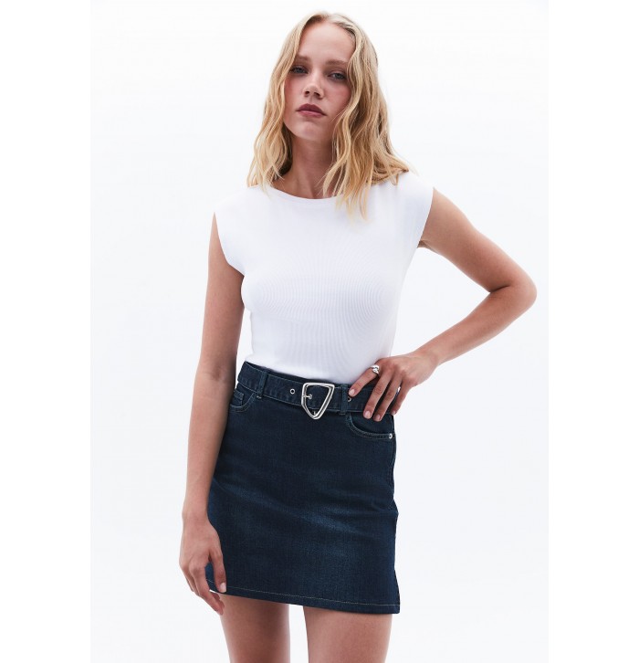 Beyaz Pamuklu Bot Yaka Tişört