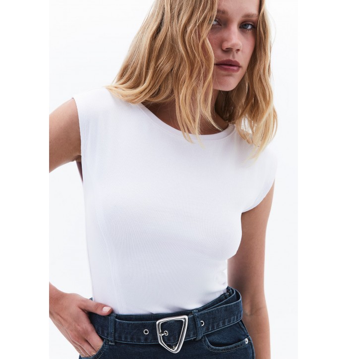 Beyaz Pamuklu Bot Yaka Tişört