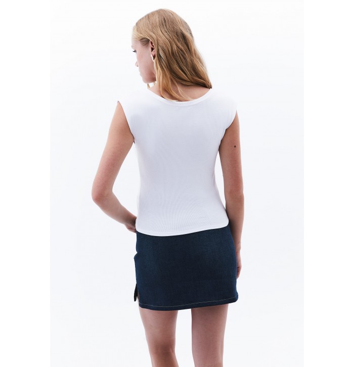 Beyaz Pamuklu Bot Yaka Tişört